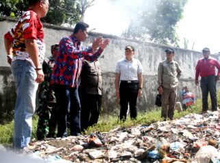 Pembersihan Sampah Pantai Baro Gebang