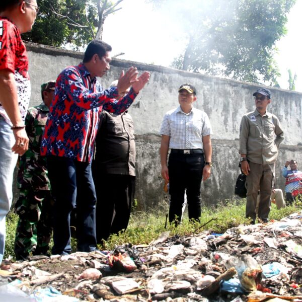 Pembersihan Sampah Pantai Baro Gebang