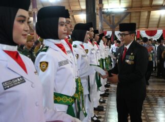 Pj Bupati Cirebon Kukuhkan Angota Paskibraka